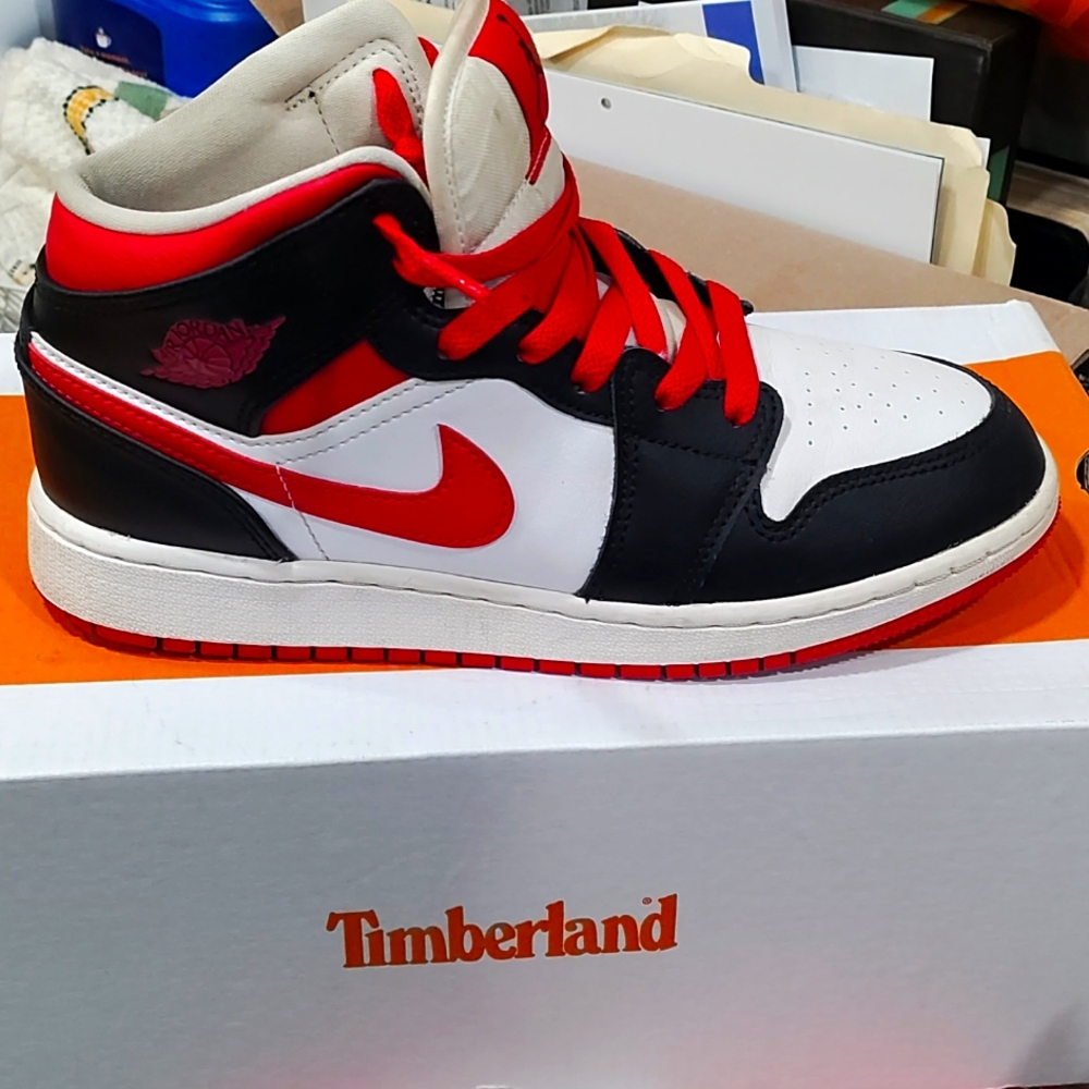 Nike Air Jordan 1 Mid GS Youth Size 4.5 Very Berry White Sneaker 554725-016